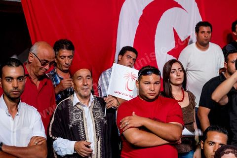 9 octobre 2014 : meeting du parti Nidaa Tounes dans le quartier populaire de Mellassine à l'ouest de Tunis. Béji Caïd Essebsi, président du parti et candidat à la présidentielle, est venue soutenir la liste de Tunis 1 pour les legislatives avec un discours plein de promesses : «Mellassine souffre de pauvreté et de marginalisation. Cette situation ne saurait durer plus longtemps». 
