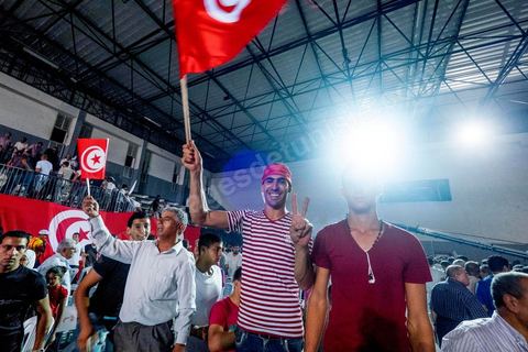 9 octobre 2014 : meeting du parti Nidaa Tounes dans le quartier populaire de Mellassine à l'ouest de Tunis. Béji Caïd Essebsi, président du parti et candidat à la présidentielle, est venue soutenir la liste de Tunis 1 pour les legislatives avec un discours plein de promesses : «Mellassine souffre de pauvreté et de marginalisation. Cette situation ne saurait durer plus longtemps». 