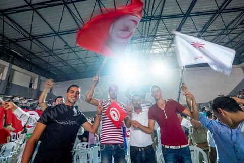 9 octobre 2014 : meeting du parti Nidaa Tounes dans le quartier populaire de Mellassine à l'ouest de Tunis. Béji Caïd Essebsi, président du parti et candidat à la présidentielle, est venue soutenir la liste de Tunis 1 pour les legislatives avec un discours plein de promesses : «Mellassine souffre de pauvreté et de marginalisation. Cette situation ne saurait durer plus longtemps». 