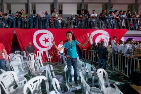 9 octobre 2014 : meeting du parti Nidaa Tounes dans le quartier populaire de Mellassine à l'ouest de Tunis. Béji Caïd Essebsi, président du parti et candidat à la présidentielle, est venue soutenir la liste de Tunis 1 pour les legislatives avec un discours plein de promesses : «Mellassine souffre de pauvreté et de marginalisation. Cette situation ne saurait durer plus longtemps». 