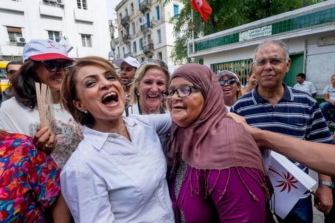 14 octobre 2014 : visite de terrain de la tête de liste Nidaa Tounes aux élections légsilatives sur Tunis 1, Leila Ouled Ali, au centre ville de Tunis. Les femmes ne représentent que 11% des candidats têtes de listes. Sortie en force Leila Ouled Ali a défilé dans les rues autour de l'avenue Bourguiba à Tunis, rencontrée les citoyens et scandée à de nombreuses reprises "Bajbouj président" en référence à leur président de parti Béji Caïd Essebsi candidat aux électiosn présidentielles.