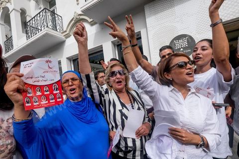 14 octobre 2014 : visite de terrain de la tête de liste Nidaa Tounes aux élections légsilatives sur Tunis 1, Leila Ouled Ali, au centre ville de Tunis. Les femmes ne représentent que 11% des candidats têtes de listes. Sortie en force Leila Ouled Ali a défilé dans les rues autour de l'avenue Bourguiba à Tunis, rencontrée les citoyens et scandée à de nombreuses reprises "Bajbouj président" en référence à leur président de parti Béji Caïd Essebsi candidat aux électiosn présidentielles.