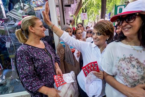 14 octobre 2014 : visite de terrain de la tête de liste Nidaa Tounes aux élections légsilatives sur Tunis 1, Leila Ouled Ali, au centre ville de Tunis. Les femmes ne représentent que 11% des candidats têtes de listes. Sortie en force Leila Ouled Ali a défilé dans les rues autour de l'avenue Bourguiba à Tunis, rencontrée les citoyens et scandée à de nombreuses reprises "Bajbouj président" en référence à leur président de parti Béji Caïd Essebsi candidat aux électiosn présidentielles.