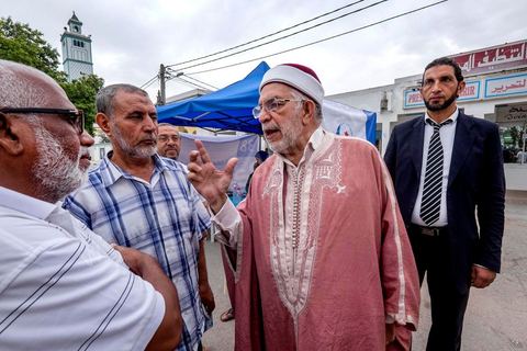 14 octobre 2014 : campagne électorale à la Cité Ettahrir, banlieue populaire de Tunis, de Abdelfattah Mourou, cofondateur du parti Ennahdha, et pour la première fois  candidat de Ennahdha en tête de liste de Tunis2. Dans une interview du début du mois M. Mourou a critiqué une nouvelle fois son parti, qui continue d’utiliser l’islam comme un slogan de mobilisation politique, es Nahdhaouis ont tort de reprendre le vieux slogan de «L’islam est la solution», croyant qu’il pourrait encore leur assurer la victoire.