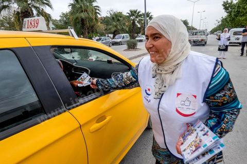 14 octobre 2014 : campagne électorale à la Cité Ettahrir, banlieue populaire de Tunis, de Abdelfattah Mourou, cofondateur du parti Ennahdha, et pour la première fois  candidat de Ennahdha en tête de liste de Tunis2. Dans une interview du début du mois M. Mourou a critiqué une nouvelle fois son parti, qui continue d’utiliser l’islam comme un slogan de mobilisation politique, es Nahdhaouis ont tort de reprendre le vieux slogan de «L’islam est la solution», croyant qu’il pourrait encore leur assurer la victoire.