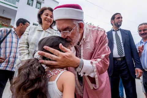 14 octobre 2014 : campagne électorale à la Cité Ettahrir, banlieue populaire de Tunis, de Abdelfattah Mourou, cofondateur du parti Ennahdha, et pour la première fois  candidat de Ennahdha en tête de liste de Tunis2. Dans une interview du début du mois M. Mourou a critiqué une nouvelle fois son parti, qui continue d’utiliser l’islam comme un slogan de mobilisation politique, es Nahdhaouis ont tort de reprendre le vieux slogan de «L’islam est la solution», croyant qu’il pourrait encore leur assurer la victoire.