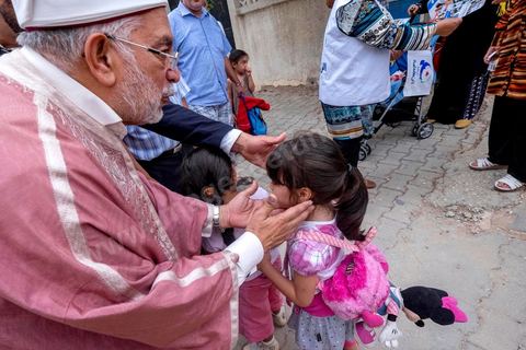 14 octobre 2014 : campagne électorale à la Cité Ettahrir, banlieue populaire de Tunis, de Abdelfattah Mourou, cofondateur du parti Ennahdha, et pour la première fois  candidat de Ennahdha en tête de liste de Tunis2. Dans une interview du début du mois M. Mourou a critiqué une nouvelle fois son parti, qui continue d’utiliser l’islam comme un slogan de mobilisation politique, es Nahdhaouis ont tort de reprendre le vieux slogan de «L’islam est la solution», croyant qu’il pourrait encore leur assurer la victoire.