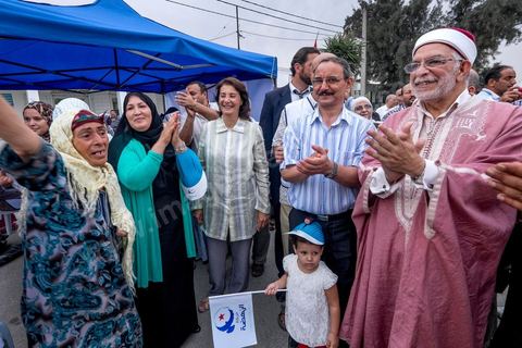 14 octobre 2014 : campagne électorale à la Cité Ettahrir, banlieue populaire de Tunis, de Abdelfattah Mourou, cofondateur du parti Ennahdha, et pour la première fois  candidat de Ennahdha en tête de liste de Tunis2. Dans une interview du début du mois M. Mourou a critiqué une nouvelle fois son parti, qui continue d’utiliser l’islam comme un slogan de mobilisation politique, es Nahdhaouis ont tort de reprendre le vieux slogan de «L’islam est la solution», croyant qu’il pourrait encore leur assurer la victoire.