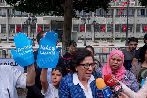 15 octobre 2014 : l'avocate Radhia Nasraoui, Présidente de l'association de luttre contre la torture en Tunisie. Un sit-in devant le ministère de l'intérieur a rassemblé plusieurs dizaines de personnes, à l'appel de 27 organisations de la société civile, pour dénoncer les actes de torture policière en Tunisie. affichant des slogans tels que: "La torture est une atteinte à la dignité. La torture est un putsch contre la révolution" ou encore "La police torture et le ministère de l'intérieur dément". Manifestation organisée suite à la mort controversée de Mohamed Ali Snoussi en prison.