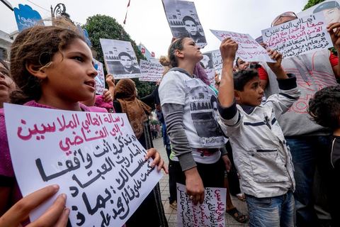 15 octobre 2014 : un sit-in devant le ministère de l'intérieur a rassemblé plusieurs dizaines de personnes, à l'appel de 27 organisations de la société civile, pour dénoncer les actes de torture policière en Tunisie. affichant des slogans tels que: "La torture est une atteinte à la dignité. La torture est un putsch contre la révolution" ou encore "La police torture et le ministère de l'intérieur dément". Manifestation organisée suite à la mort controversée de Mohamed Ali Snoussi en prison.