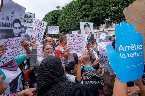 15 octobre 2014 : un sit-in devant le ministère de l'intérieur a rassemblé plusieurs dizaines de personnes, à l'appel de 27 organisations de la société civile, pour dénoncer les actes de torture policière en Tunisie. affichant des slogans tels que: "La torture est une atteinte à la dignité. La torture est un putsch contre la révolution" ou encore "La police torture et le ministère de l'intérieur dément". Manifestation organisée suite à la mort controversée de Mohamed Ali Snoussi en prison.