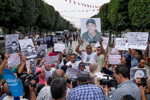 15 octobre 2014 : un sit-in devant le ministère de l'intérieur a rassemblé plusieurs dizaines de personnes, à l'appel de 27 organisations de la société civile, pour dénoncer les actes de torture policière en Tunisie. affichant des slogans tels que: "La torture est une atteinte à la dignité. La torture est un putsch contre la révolution" ou encore "La police torture et le ministère de l'intérieur dément". Manifestation organisée suite à la mort controversée de Mohamed Ali Snoussi en prison.