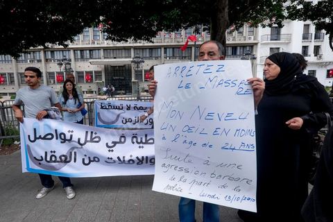15 octobre 2014 : un sit-in devant le ministère de l'intérieur a rassemblé plusieurs dizaines de personnes, à l'appel de 27 organisations de la société civile, pour dénoncer les actes de torture policière en Tunisie. affichant des slogans tels que: "La torture est une atteinte à la dignité. La torture est un putsch contre la révolution" ou encore "La police torture et le ministère de l'intérieur dément". Manifestation organisée suite à la mort controversée de Mohamed Ali Snoussi en prison.