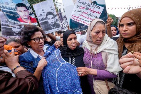 15 octobre 2014 : l'avocate Radhia Nasraoui, Présidente de l'association de luttre contre la torture en Tunisie. Un sit-in devant le ministère de l'intérieur a rassemblé plusieurs dizaines de personnes, à l'appel de 27 organisations de la société civile, pour dénoncer les actes de torture policière en Tunisie. affichant des slogans tels que: "La torture est une atteinte à la dignité. La torture est un putsch contre la révolution" ou encore "La police torture et le ministère de l'intérieur dément". Manifestation organisée suite à la mort controversée de Mohamed Ali Snoussi en prison.
