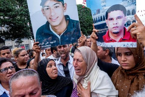 15 octobre 2014 : un sit-in devant le ministère de l'intérieur a rassemblé plusieurs dizaines de personnes, à l'appel de 27 organisations de la société civile, pour dénoncer les actes de torture policière en Tunisie. affichant des slogans tels que: "La torture est une atteinte à la dignité. La torture est un putsch contre la révolution" ou encore "La police torture et le ministère de l'intérieur dément". Manifestation organisée suite à la mort controversée de Mohamed Ali Snoussi en prison.