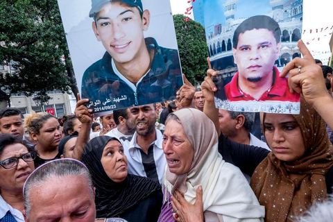 15 octobre 2014 : un sit-in devant le ministère de l'intérieur a rassemblé plusieurs dizaines de personnes, à l'appel de 27 organisations de la société civile, pour dénoncer les actes de torture policière en Tunisie. affichant des slogans tels que: "La torture est une atteinte à la dignité. La torture est un putsch contre la révolution" ou encore "La police torture et le ministère de l'intérieur dément". Manifestation organisée suite à la mort controversée de Mohamed Ali Snoussi en prison.