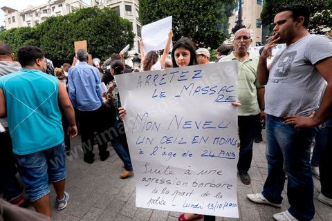 15 octobre 2014 : un sit-in devant le ministère de l'intérieur a rassemblé plusieurs dizaines de personnes, à l'appel de 27 organisations de la société civile, pour dénoncer les actes de torture policière en Tunisie. affichant des slogans tels que: "La torture est une atteinte à la dignité. La torture est un putsch contre la révolution" ou encore "La police torture et le ministère de l'intérieur dément". Manifestation organisée suite à la mort controversée de Mohamed Ali Snoussi en prison.