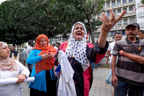 15 octobre 2014 : un sit-in devant le ministère de l'intérieur a rassemblé plusieurs dizaines de personnes, à l'appel de 27 organisations de la société civile, pour dénoncer les actes de torture policière en Tunisie. affichant des slogans tels que: "La torture est une atteinte à la dignité. La torture est un putsch contre la révolution" ou encore "La police torture et le ministère de l'intérieur dément". Manifestation organisée suite à la mort controversée de Mohamed Ali Snoussi en prison.