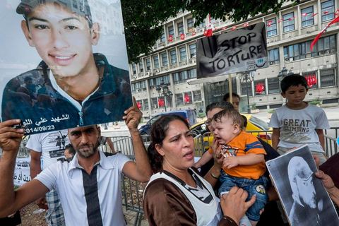 15 octobre 2014 : le fils, la femme et la mère de Mahamed Ali Snoussi. un sit-in devant le ministère de l'intérieur a rassemblé plusieurs dizaines de personnes, à l'appel de 27 organisations de la société civile, pour dénoncer les actes de torture policière en Tunisie. affichant des slogans tels que: "La torture est une atteinte à la dignité. La torture est un putsch contre la révolution" ou encore "La police torture et le ministère de l'intérieur dément". Manifestation organisée suite à la mort controversée de Mohamed Ali Snoussi en prison.