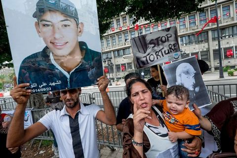 15 octobre 2014 : le fils, la femme et la mère de Mahamed Ali Snoussi. un sit-in devant le ministère de l'intérieur a rassemblé plusieurs dizaines de personnes, à l'appel de 27 organisations de la société civile, pour dénoncer les actes de torture policière en Tunisie. affichant des slogans tels que: "La torture est une atteinte à la dignité. La torture est un putsch contre la révolution" ou encore "La police torture et le ministère de l'intérieur dément". Manifestation organisée suite à la mort controversée de Mohamed Ali Snoussi en prison.
