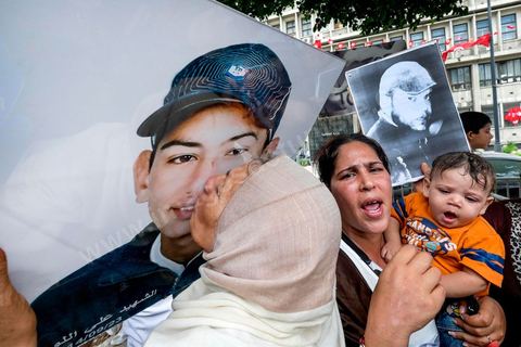 15 octobre 2014 : le fils, la femme et la mère de Mahamed Ali Snoussi. un sit-in devant le ministère de l'intérieur a rassemblé plusieurs dizaines de personnes, à l'appel de 27 organisations de la société civile, pour dénoncer les actes de torture policière en Tunisie. affichant des slogans tels que: "La torture est une atteinte à la dignité. La torture est un putsch contre la révolution" ou encore "La police torture et le ministère de l'intérieur dément". Manifestation organisée suite à la mort controversée de Mohamed Ali Snoussi en prison.
