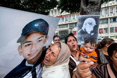 15 octobre 2014 : le fils, la femme et la mère de Mahamed Ali Snoussi. un sit-in devant le ministère de l'intérieur a rassemblé plusieurs dizaines de personnes, à l'appel de 27 organisations de la société civile, pour dénoncer les actes de torture policière en Tunisie. affichant des slogans tels que: "La torture est une atteinte à la dignité. La torture est un putsch contre la révolution" ou encore "La police torture et le ministère de l'intérieur dément". Manifestation organisée suite à la mort controversée de Mohamed Ali Snoussi en prison.