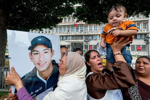 15 octobre 2014 : le fils, la femme et la mère de Mahamed Ali Snoussi. un sit-in devant le ministère de l'intérieur a rassemblé plusieurs dizaines de personnes, à l'appel de 27 organisations de la société civile, pour dénoncer les actes de torture policière en Tunisie. affichant des slogans tels que: "La torture est une atteinte à la dignité. La torture est un putsch contre la révolution" ou encore "La police torture et le ministère de l'intérieur dément". Manifestation organisée suite à la mort controversée de Mohamed Ali Snoussi en prison.