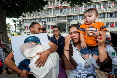 15 octobre 2014 : le fils, la femme et la mère de Mahamed Ali Snoussi. un sit-in devant le ministère de l'intérieur a rassemblé plusieurs dizaines de personnes, à l'appel de 27 organisations de la société civile, pour dénoncer les actes de torture policière en Tunisie. affichant des slogans tels que: "La torture est une atteinte à la dignité. La torture est un putsch contre la révolution" ou encore "La police torture et le ministère de l'intérieur dément". Manifestation organisée suite à la mort controversée de Mohamed Ali Snoussi en prison.