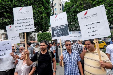 15 octobre 2014 : un sit-in devant le ministère de l'intérieur a rassemblé plusieurs dizaines de personnes, à l'appel de 27 organisations de la société civile, pour dénoncer les actes de torture policière en Tunisie. affichant des slogans tels que: "La torture est une atteinte à la dignité. La torture est un putsch contre la révolution" ou encore "La police torture et le ministère de l'intérieur dément". Manifestation organisée suite à la mort controversée de Mohamed Ali Snoussi en prison.