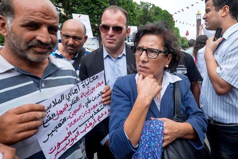 15 octobre 2014 : l'avocate Radhia Nasraoui, Présidente de l'association de luttre contre la torture en Tunisie. Un sit-in devant le ministère de l'intérieur a rassemblé plusieurs dizaines de personnes, à l'appel de 27 organisations de la société civile, pour dénoncer les actes de torture policière en Tunisie. affichant des slogans tels que: "La torture est une atteinte à la dignité. La torture est un putsch contre la révolution" ou encore "La police torture et le ministère de l'intérieur dément". Manifestation organisée suite à la mort controversée de Mohamed Ali Snoussi en prison.
