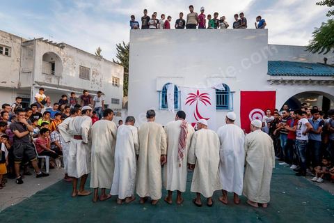 15 octobre 2014 : Saïd Aïdi, tête de liste de Nidaa Tounes pour les législatives dans la circonscription de Tunis 2, en campagne dans la quartier populaire de Sidi Daoud dans la banlieue nord de Tunis. Au milieu de la rue Nidaa Tounes a organisé une grande festivité populaire avec les chants de Souleymia et les danses de transe, suivi d'un grand couscous offert au militant du parti.