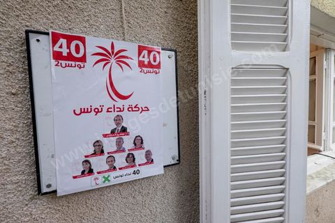 15 octobre 2014 : Saïd Aïdi, tête de liste de Nidaa Tounes pour les législatives dans la circonscription de Tunis 2, en campagne dans la quartier populaire de Sidi Daoud dans la banlieue nord de Tunis. Au milieu de la rue Nidaa Tounes a organisé une grande festivité populaire avec les chants de Souleymia et les danses de transe, suivi d'un grand couscous offert au militant du parti.