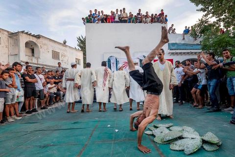 15 octobre 2014 : Saïd Aïdi, tête de liste de Nidaa Tounes pour les législatives dans la circonscription de Tunis 2, en campagne dans la quartier populaire de Sidi Daoud dans la banlieue nord de Tunis. Au milieu de la rue Nidaa Tounes a organisé une grande festivité populaire avec les chants de Souleymia et les danses de transe, suivi d'un grand couscous offert au militant du parti.