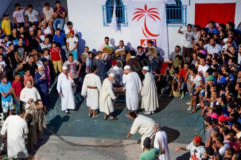 15 octobre 2014 : Saïd Aïdi, tête de liste de Nidaa Tounes pour les législatives dans la circonscription de Tunis 2, en campagne dans la quartier populaire de Sidi Daoud dans la banlieue nord de Tunis. Au milieu de la rue Nidaa Tounes a organisé une grande festivité populaire avec les chants de Souleymia et les danses de transe, suivi d'un grand couscous offert au militant du parti.