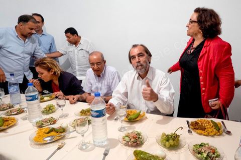15 octobre 2014 : Saïd Aïdi, tête de liste de Nidaa Tounes pour les législatives dans la circonscription de Tunis 2, en campagne dans la quartier populaire de Sidi Daoud dans la banlieue nord de Tunis. Au milieu de la rue Nidaa Tounes a organisé une grande festivité populaire avec les chants de Souleymia et les danses de transe, suivi d'un grand couscous offert au militant du parti.