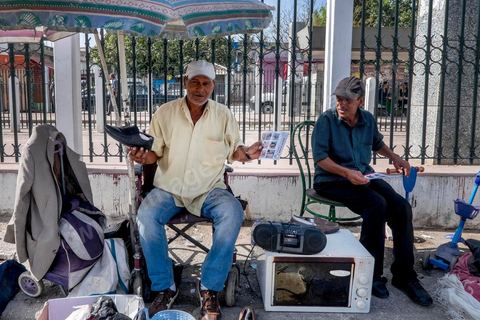16 octobre 2014 : Samir Taieb, député à l'ANC, candidat tête de liste Tunis 1 aux législatives pour le parti Union pour la Tunisie (UPT) en campagne électorale au marché de Kabaria. Kabaria est un des quartiers les plus deshérités de la banlieu sud de Tunis, les tensions sociales et les revendications osnt très nombreux dans ces quartiers où les habitants sont souvent désabusés par la politique. Le travail de terrain a le mérite de leur donner de l'espoir et de les convaincre à se rendre aux urnes. 