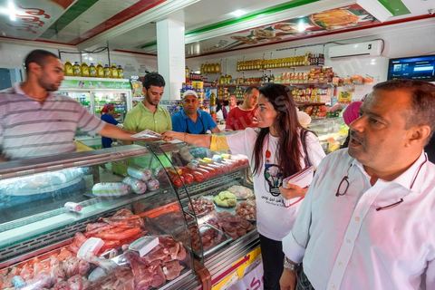 16 octobre 2014 : Samir Taieb, député à l'ANC, candidat tête de liste Tunis 1 aux législatives pour le parti Union pour la Tunisie (UPT) en campagne électorale au marché de Kabaria. Kabaria est un des quartiers les plus deshérités de la banlieu sud de Tunis, les tensions sociales et les revendications osnt très nombreux dans ces quartiers où les habitants sont souvent désabusés par la politique. Le travail de terrain a le mérite de leur donner de l'espoir et de les convaincre à se rendre aux urnes. 
