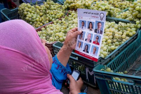16 octobre 2014 : Samir Taieb, député à l'ANC, candidat tête de liste Tunis 1 aux législatives pour le parti Union pour la Tunisie (UPT) en campagne électorale au marché de Kabaria. Kabaria est un des quartiers les plus deshérités de la banlieu sud de Tunis, les tensions sociales et les revendications osnt très nombreux dans ces quartiers où les habitants sont souvent désabusés par la politique. Le travail de terrain a le mérite de leur donner de l'espoir et de les convaincre à se rendre aux urnes. 