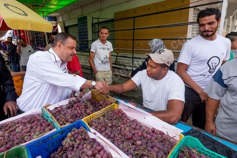 16 octobre 2014 : Samir Taieb, député à l'ANC, candidat tête de liste Tunis 1 aux législatives pour le parti Union pour la Tunisie (UPT) en campagne électorale au marché de Kabaria. Kabaria est un des quartiers les plus deshérités de la banlieu sud de Tunis, les tensions sociales et les revendications osnt très nombreux dans ces quartiers où les habitants sont souvent désabusés par la politique. Le travail de terrain a le mérite de leur donner de l'espoir et de les convaincre à se rendre aux urnes. 