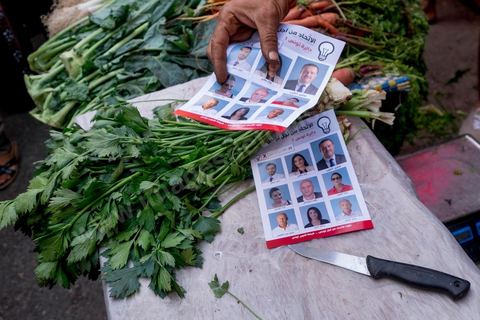 16 octobre 2014 : Samir Taieb, député à l'ANC, candidat tête de liste Tunis 1 aux législatives pour le parti Union pour la Tunisie (UPT) en campagne électorale au marché de Kabaria. Kabaria est un des quartiers les plus deshérités de la banlieu sud de Tunis, les tensions sociales et les revendications osnt très nombreux dans ces quartiers où les habitants sont souvent désabusés par la politique. Le travail de terrain a le mérite de leur donner de l'espoir et de les convaincre à se rendre aux urnes. 