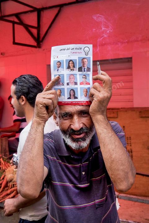 16 octobre 2014 : Samir Taieb, député à l'ANC, candidat tête de liste Tunis 1 aux législatives pour le parti Union pour la Tunisie (UPT) en campagne électorale au marché de Kabaria. Kabaria est un des quartiers les plus deshérités de la banlieu sud de Tunis, les tensions sociales et les revendications osnt très nombreux dans ces quartiers où les habitants sont souvent désabusés par la politique. Le travail de terrain a le mérite de leur donner de l'espoir et de les convaincre à se rendre aux urnes. 