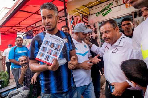 16 octobre 2014 : Samir Taieb, député à l'ANC, candidat tête de liste Tunis 1 aux législatives pour le parti Union pour la Tunisie (UPT) en campagne électorale au marché de Kabaria. Kabaria est un des quartiers les plus deshérités de la banlieu sud de Tunis, les tensions sociales et les revendications osnt très nombreux dans ces quartiers où les habitants sont souvent désabusés par la politique. Le travail de terrain a le mérite de leur donner de l'espoir et de les convaincre à se rendre aux urnes. 