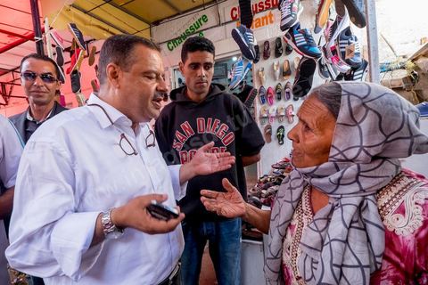 16 octobre 2014 : Samir Taieb, député à l'ANC, candidat tête de liste Tunis 1 aux législatives pour le parti Union pour la Tunisie (UPT) en campagne électorale au marché de Kabaria. Kabaria est un des quartiers les plus deshérités de la banlieu sud de Tunis, les tensions sociales et les revendications osnt très nombreux dans ces quartiers où les habitants sont souvent désabusés par la politique. Le travail de terrain a le mérite de leur donner de l'espoir et de les convaincre à se rendre aux urnes. 