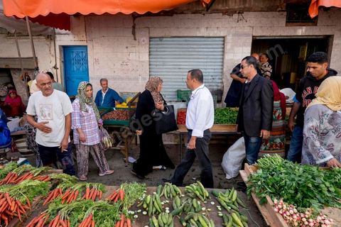 16 octobre 2014 : Samir Taieb, député à l'ANC, candidat tête de liste Tunis 1 aux législatives pour le parti Union pour la Tunisie (UPT) en campagne électorale au marché de Kabaria. Kabaria est un des quartiers les plus deshérités de la banlieu sud de Tunis, les tensions sociales et les revendications osnt très nombreux dans ces quartiers où les habitants sont souvent désabusés par la politique. Le travail de terrain a le mérite de leur donner de l'espoir et de les convaincre à se rendre aux urnes. 