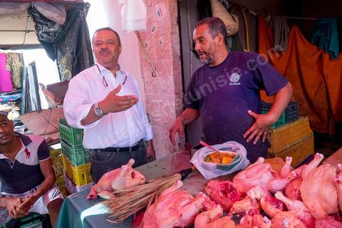 16 octobre 2014 : Samir Taieb, député à l'ANC, candidat tête de liste Tunis 1 aux législatives pour le parti Union pour la Tunisie (UPT) en campagne électorale au marché de Kabaria. Kabaria est un des quartiers les plus deshérités de la banlieu sud de Tunis, les tensions sociales et les revendications osnt très nombreux dans ces quartiers où les habitants sont souvent désabusés par la politique. Le travail de terrain a le mérite de leur donner de l'espoir et de les convaincre à se rendre aux urnes. 