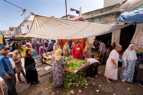 16 octobre 2014 : Samir Taieb, député à l'ANC, candidat tête de liste Tunis 1 aux législatives pour le parti Union pour la Tunisie (UPT) en campagne électorale au marché de Kabaria. Kabaria est un des quartiers les plus deshérités de la banlieu sud de Tunis, les tensions sociales et les revendications osnt très nombreux dans ces quartiers où les habitants sont souvent désabusés par la politique. Le travail de terrain a le mérite de leur donner de l'espoir et de les convaincre à se rendre aux urnes. 