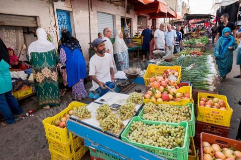 16 octobre 2014 : Samir Taieb, député à l'ANC, candidat tête de liste Tunis 1 aux législatives pour le parti Union pour la Tunisie (UPT) en campagne électorale au marché de Kabaria. Kabaria est un des quartiers les plus deshérités de la banlieu sud de Tunis, les tensions sociales et les revendications osnt très nombreux dans ces quartiers où les habitants sont souvent désabusés par la politique. Le travail de terrain a le mérite de leur donner de l'espoir et de les convaincre à se rendre aux urnes. 