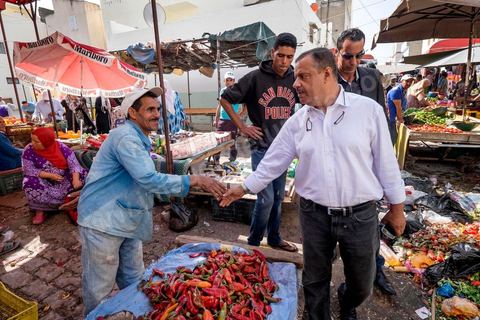 16 octobre 2014 : Samir Taieb, député à l'ANC, candidat tête de liste Tunis 1 aux législatives pour le parti Union pour la Tunisie (UPT) en campagne électorale au marché de Kabaria. Kabaria est un des quartiers les plus deshérités de la banlieu sud de Tunis, les tensions sociales et les revendications osnt très nombreux dans ces quartiers où les habitants sont souvent désabusés par la politique. Le travail de terrain a le mérite de leur donner de l'espoir et de les convaincre à se rendre aux urnes. 