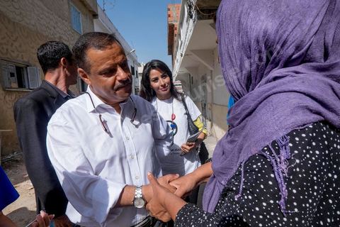 16 octobre 2014 : Samir Taieb, député à l'ANC, candidat tête de liste Tunis 1 aux législatives pour le parti Union pour la Tunisie (UPT) en campagne électorale au marché de Kabaria. Kabaria est un des quartiers les plus deshérités de la banlieu sud de Tunis, les tensions sociales et les revendications osnt très nombreux dans ces quartiers où les habitants sont souvent désabusés par la politique. Le travail de terrain a le mérite de leur donner de l'espoir et de les convaincre à se rendre aux urnes. 