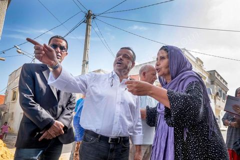 16 octobre 2014 : Samir Taieb, député à l'ANC, candidat tête de liste Tunis 1 aux législatives pour le parti Union pour la Tunisie (UPT) en campagne électorale au marché de Kabaria. Kabaria est un des quartiers les plus deshérités de la banlieu sud de Tunis, les tensions sociales et les revendications osnt très nombreux dans ces quartiers où les habitants sont souvent désabusés par la politique. Le travail de terrain a le mérite de leur donner de l'espoir et de les convaincre à se rendre aux urnes. 